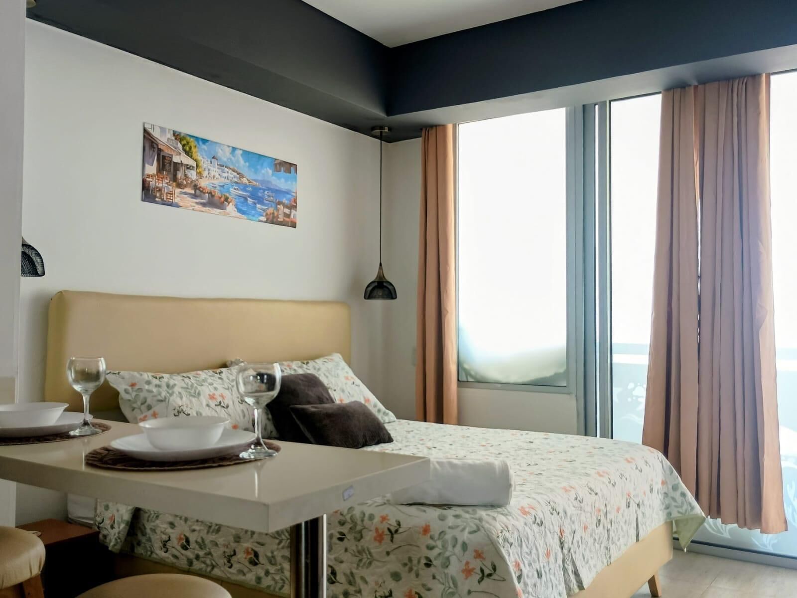 Chambre Quadruple Confort, balcon, vue plage | Espace de travail pour ordinateur portable, rideaux occultants