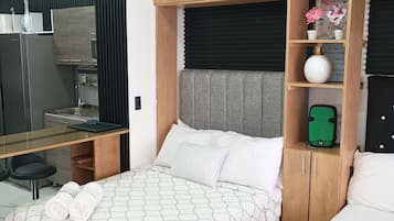Habitación cuádruple Confort, balcón, vista a la playa | Espacio para trabajar con laptop, cortinas blackout y insonorización
