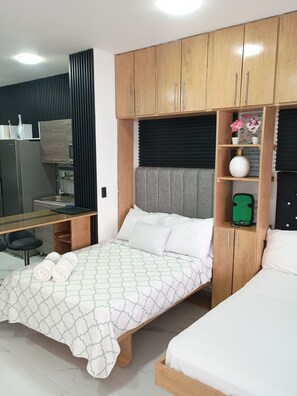 مساحة عمل للكمبيوتر المحمول وستائر تعتيم وتجهيزات عازلة للصوت