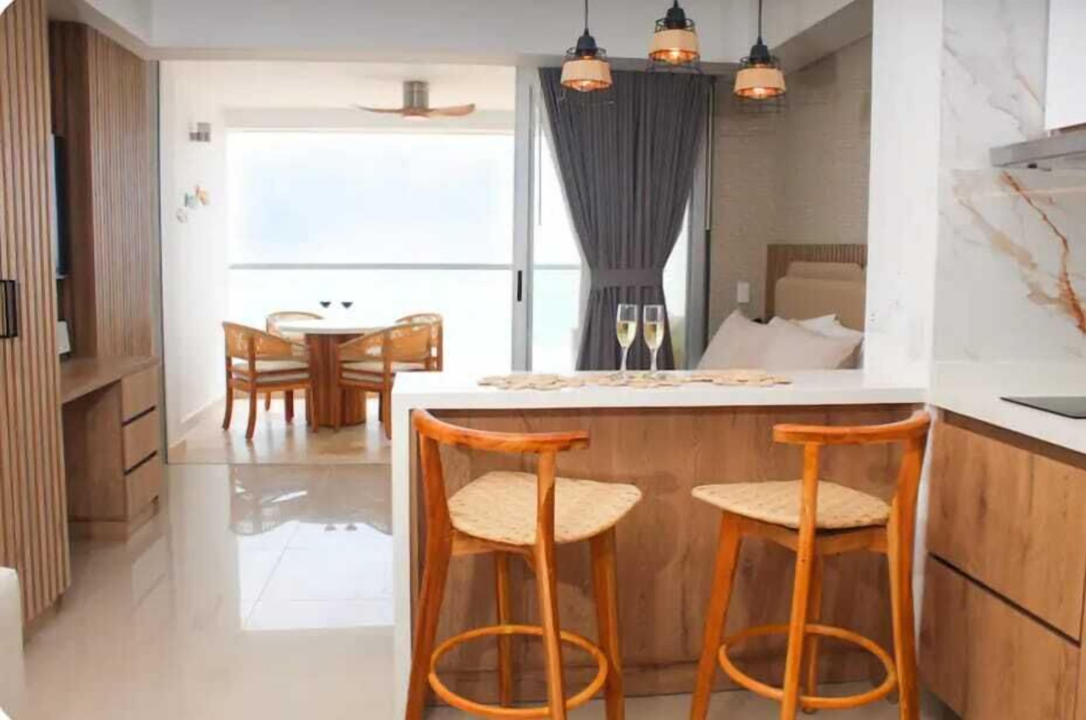 Habitación cuádruple Confort, balcón, vistas a la playa | Espacio para trabajar con un portátil y cortinas opacas