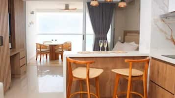 Espacio para trabajar con laptop y cortinas blackout