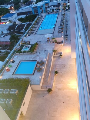 2 piscines extérieures