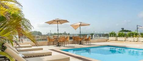 2 outdoor pools