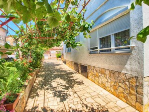 Property grounds - Holiday apartment mit Klimaanlage (Peroj)