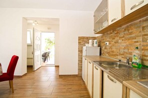 Fridge, stovetop, cookware/dishes/utensils - Holiday apartment mit Klimaanlage (Peroj)