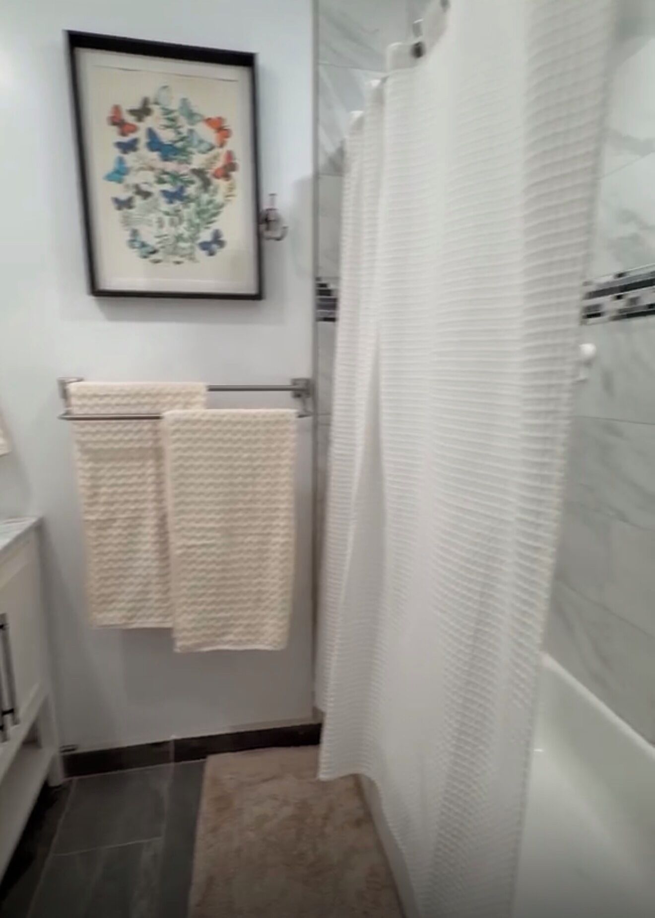 Secador de pelo, toallas, shampoo, papel higiénico
