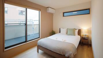 Blackout curtains, free WiFi