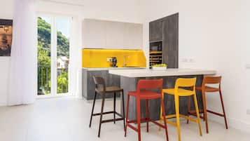 Appartamento Deluxe, vista giardino | Cucina privata | Macchina per caffè espresso, frigorifero, microonde, forno