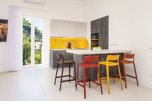 Appartamento Deluxe, vista giardino | Cucina privata | Frigorifero, microonde, forno, piano cottura