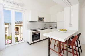 Appartamento Exclusive, vista mare parziale | Cucina privata | Frigorifero, forno, piano cottura, macchina per caffè espresso