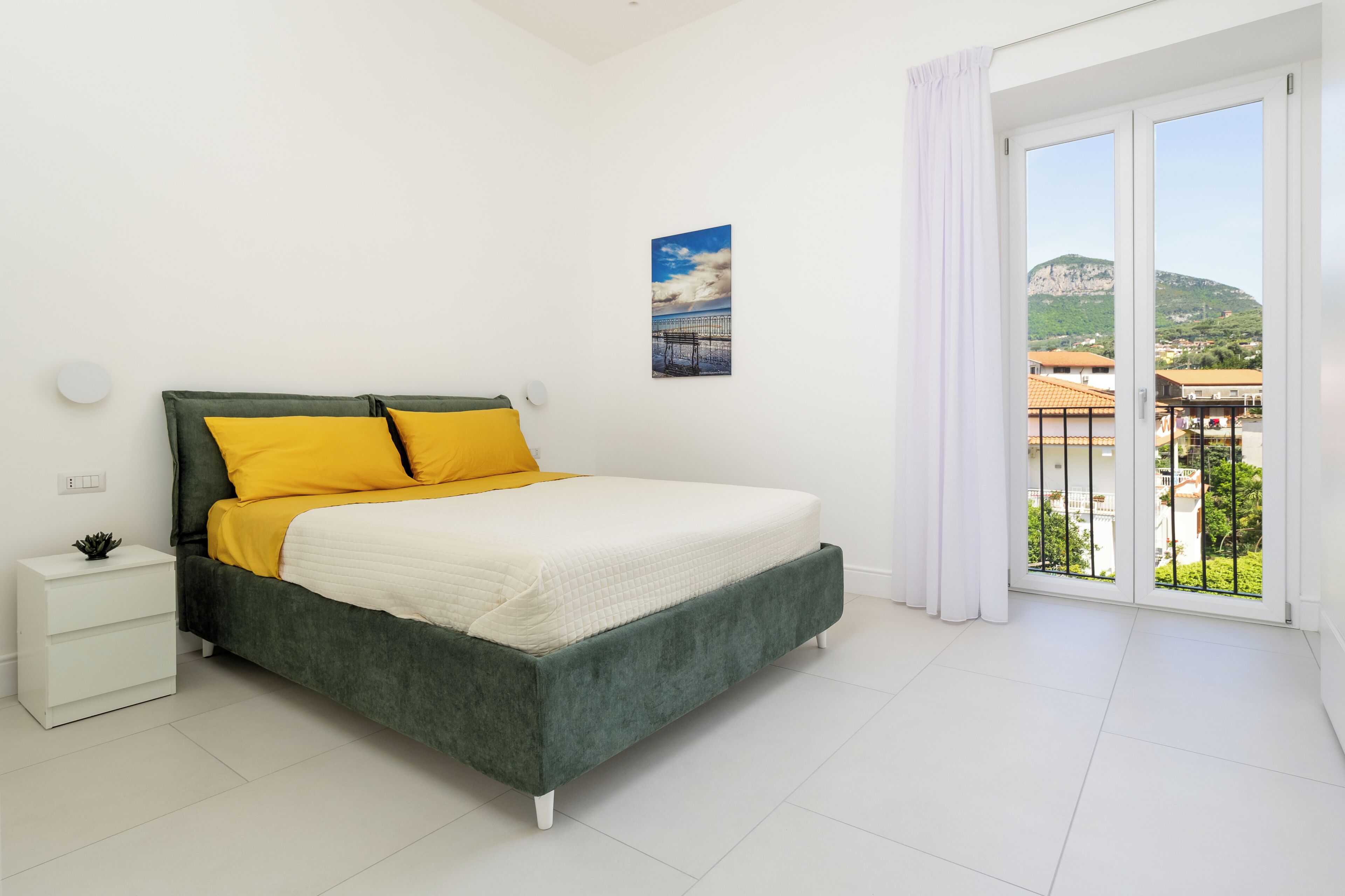 Appartamento Deluxe, vista giardino | Copriletto in piuma, una scrivania, postazione laptop, tende oscuranti