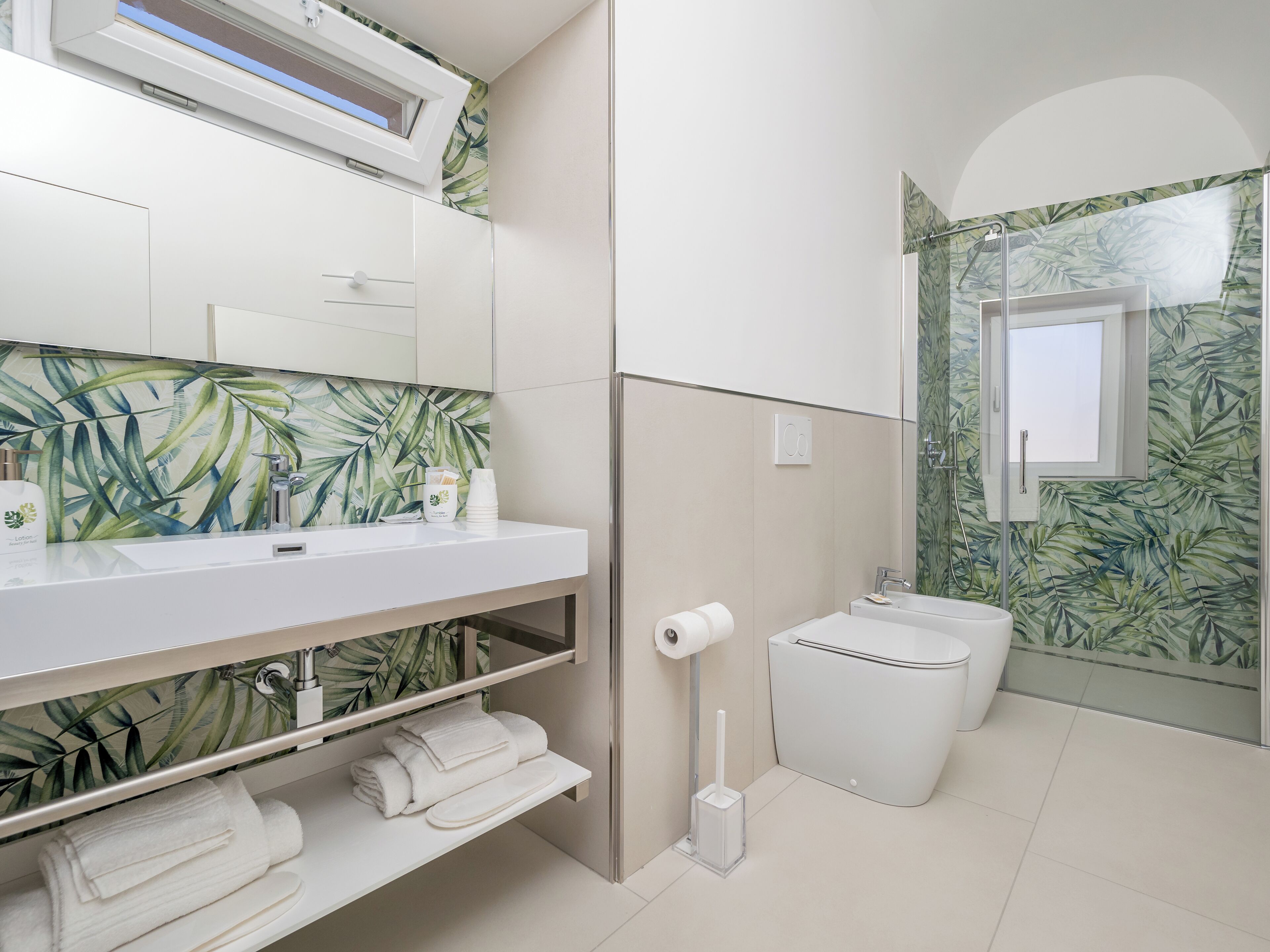 Appartamento Exclusive, vista mare parziale | Bagno | Doccia, set di cortesia gratuito, asciugacapelli, bidet