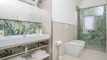 Appartamento Exclusive, vista mare parziale | Bagno | Doccia, set di cortesia gratuito, asciugacapelli, bidet