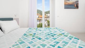 Appartamento Exclusive, vista mare parziale | Una scrivania, postazione laptop, tende oscuranti, ferro/asse da stiro