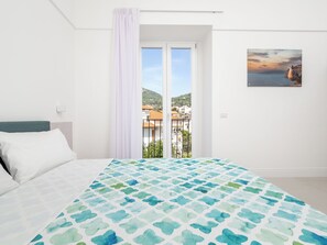 Appartamento Exclusive, vista mare parziale | Una scrivania, postazione laptop, tende oscuranti, ferro/asse da stiro