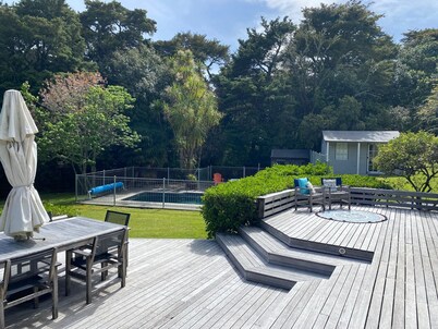 Family home with sleepout & pool. Proximity to stunning beaches & vineyards.