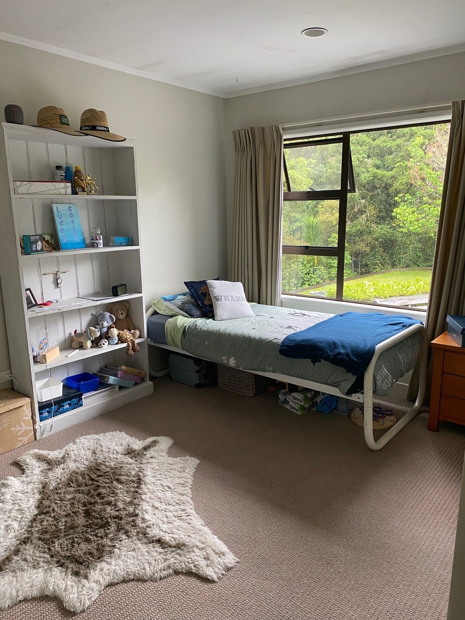 5 bedrooms, iron/ironing board, WiFi, bed sheets