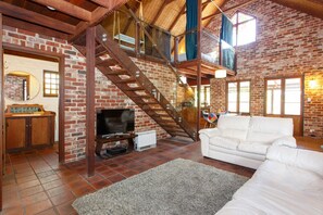 TV - Burns Street Loft – North Fremantle (North Fremantle)