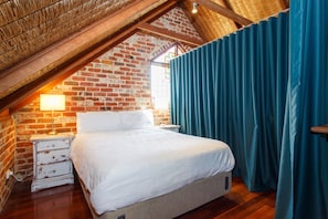 Tabla de planchar con plancha, wifi y ropa de cama