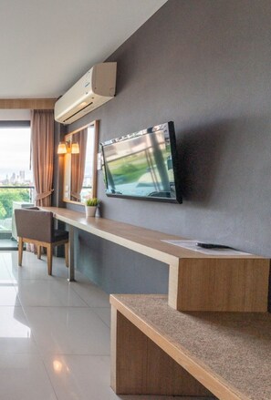 Safe på rommet, skrivebord, strykejern/-brett og barnesenger (inkludert)