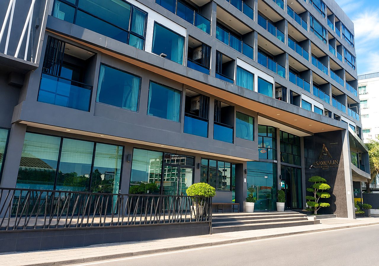 Ein mehrstöckiges Hotel mit moderner Fassade, großen Fenstern und einem gepflegten Eingangsbereich.