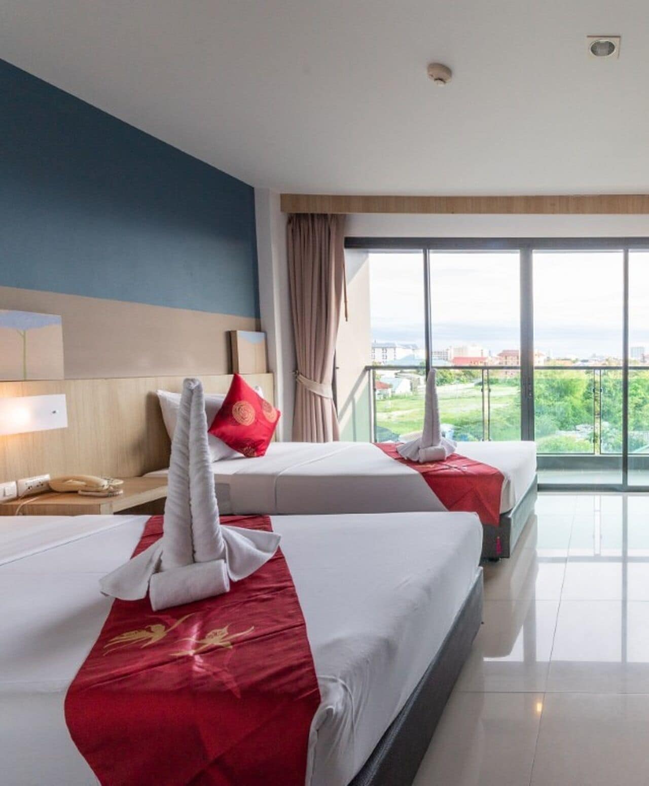 Safe på rommet, skrivebord, strykejern/-brett og barnesenger (inkludert)