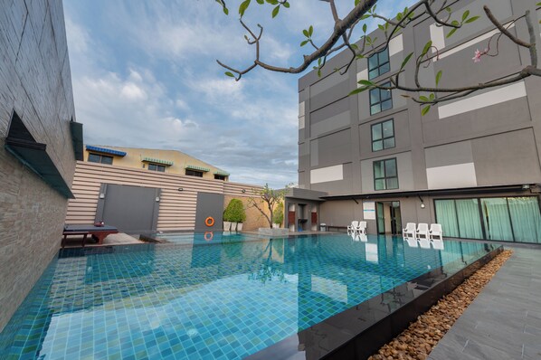 حمّام سباحة خارجي