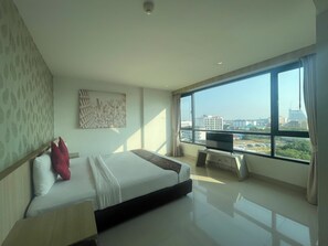 Deluxe Room, 1 King Bed | In-room safe, iron/ironing board, free cots/infant beds, free WiFi - Arawana Regency South Pattaya (Pattaya)