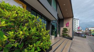 Daily continental breakfast (THB 250 per person)