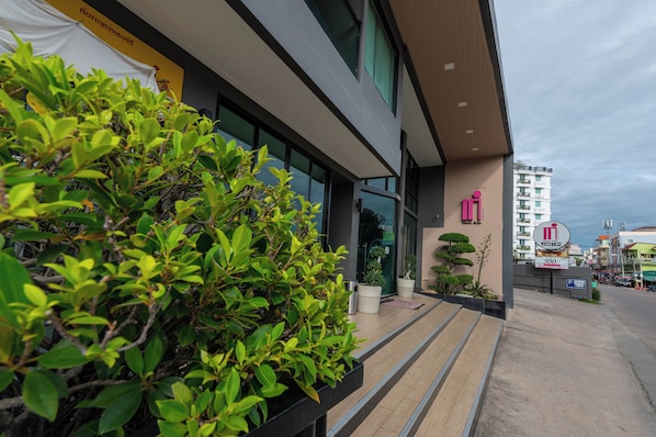 Un bâtiment moderne doté de grandes fenêtres et d’une enseigne indiquant un prix de 500.
