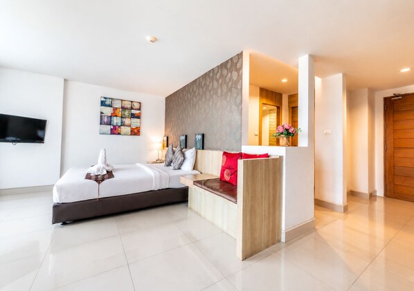Una habitación de hotel moderna con una cama, un televisor, un panel decorativo y una partición de madera.