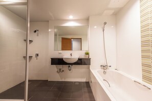 Towels, soap, shampoo, toilet paper - Arawana Regency South Pattaya (Pattaya)