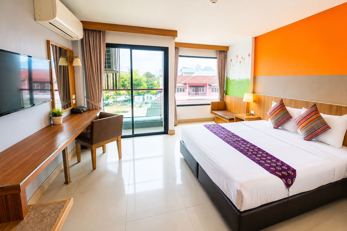Deluxe kamer, 1 kingsize bed | Een kluis op de kamer, een strijkplank/strijkijzer, gratis babybedden