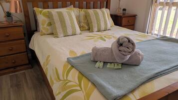 Tabla de planchar con plancha, wifi, ropa de cama