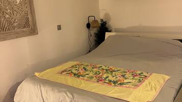 Tabla de planchar con plancha, Internet, ropa de cama