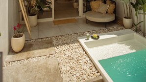 Espaço de spa com hidromassagem, assentos e plantas em vasos.