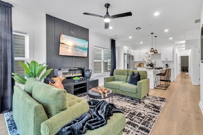 Televisión y chimenea 