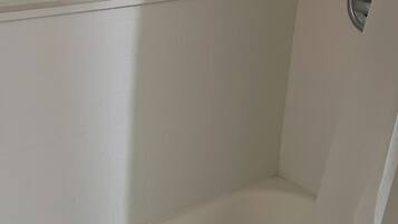 Serviettes fournies, savon, papier toilette