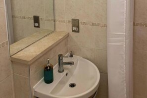 Shower, towels - Apartment - Sleeps 4 & Free Parking (Southend-on-Sea)