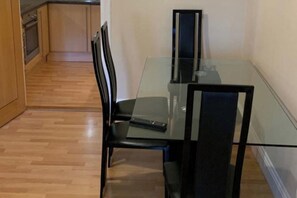 Dining - Apartment - Sleeps 4 & Free Parking (Southend-on-Sea)