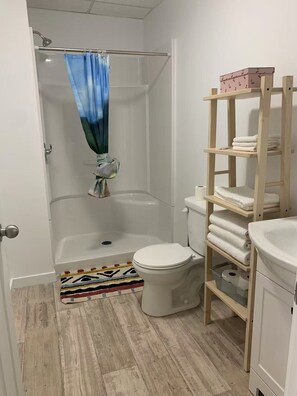 Een douche, een haardroger, handdoeken, zeep
