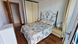 Desk, iron/ironing board, WiFi, bed sheets