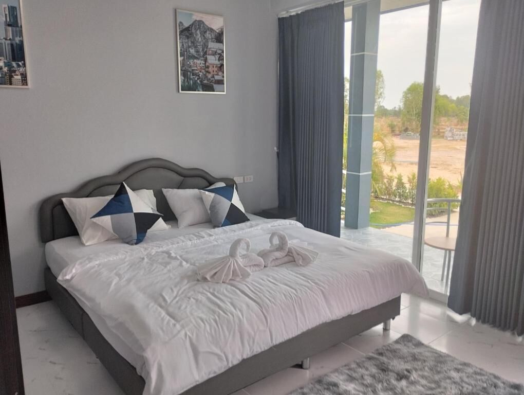 In-room safe, blackout drapes, free WiFi