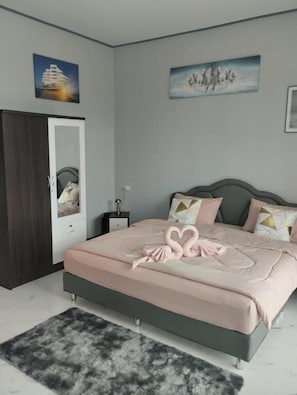 In-room safe, blackout curtains, free WiFi