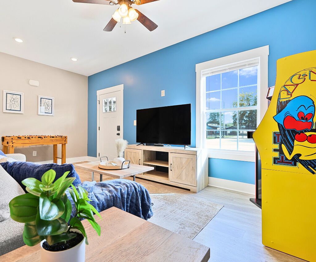 Smart TV, videogiochi, tavolo da calcetto