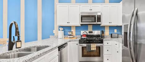 Refrigerador, microondas, horno y parrilla de estufa