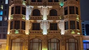 Un edificio imponente con detalles arquitectónicos ornamentales y la palabra 
