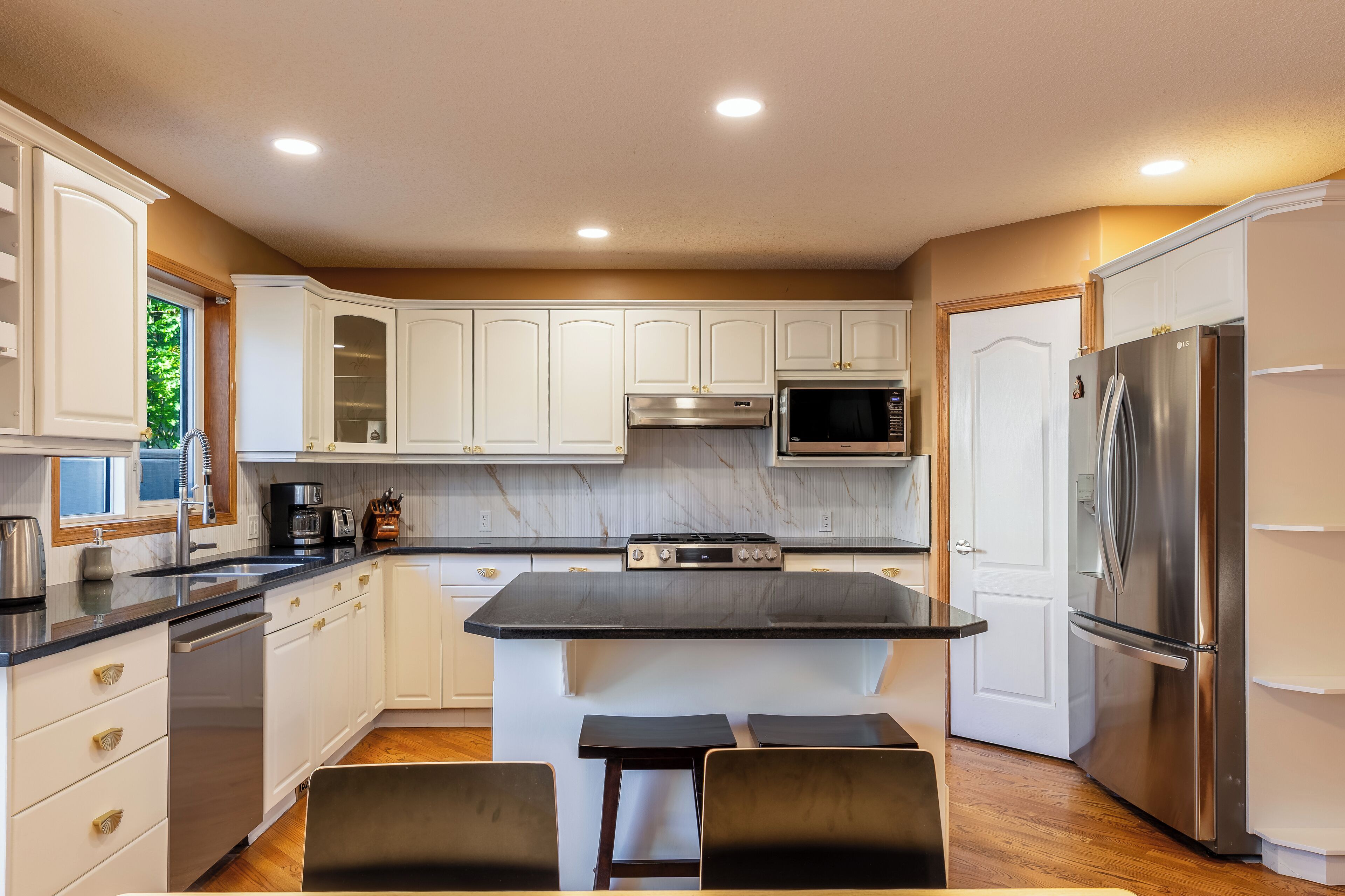 Mikrobølgeovn, ovn, kokeplater og oppvaskmaskin