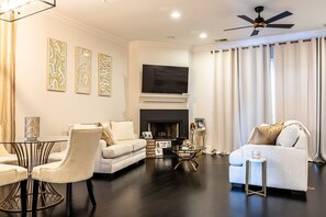 TV, fireplace - Charming Lakeview Townhome in New Orleans (New Orleans)