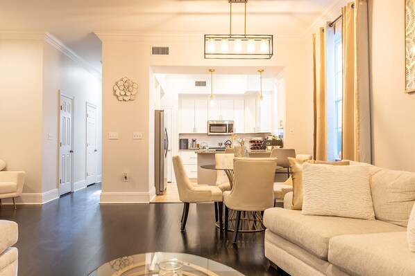 Televisión y chimenea